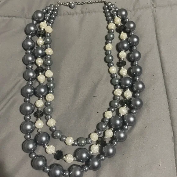 💛3 strand gray and white necklace Necklace - Picture 2 of 2